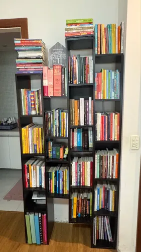 Estante Tok&Stok Preta com Nichos - Design Assimétrico - 1,85m