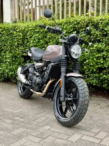 Royal Enfield Guerrilla 450 BRONZE - JOÃO OLIVEIRA