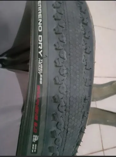 Par pneus Vittoria Tirreno Dry 700x38 tubeless gravel