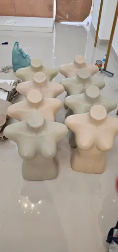 Cabides de acrílico e corpinho de plástico 