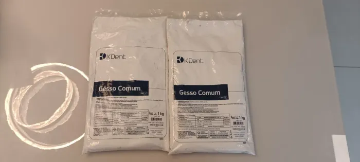 Dois sacos de 1kg de gesso comum 