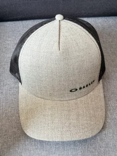 Boné Oakley Trucker Cinza