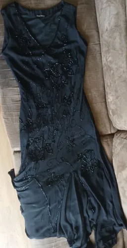 Belíssimo vestido preta de festa bordado com pedraria