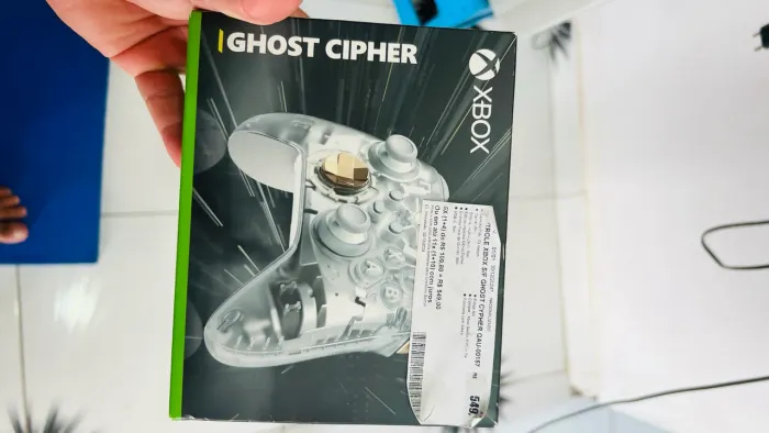 Controle Xbox Séries X Ghost Chipper na caixa