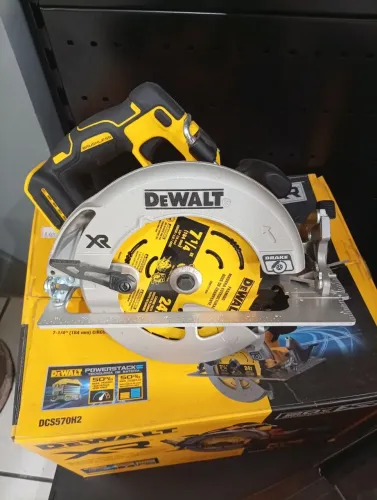 Serra Circular DCS570 - A bateria Dewalt - Completo.