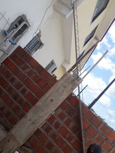 Pedreiro disponível 