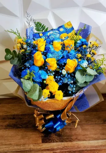 Buque vangogh com rosas amarela