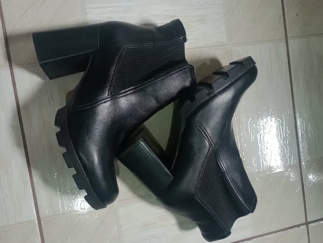 Vendo bota feminina de salto semi nova 