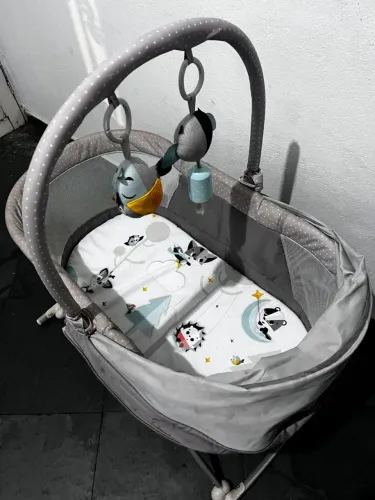 Berço portátil embala bebê