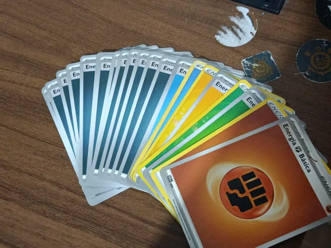 Cartinha pokémon verdadeira e algumas falsas em ótimo estado e aceito trocas 