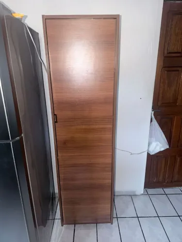Estante multiuso com porta