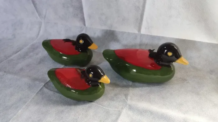 Trio de passarinhos decorativos artesanais em cerâmica