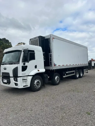 Ford Cargo 3031 com câmara fria