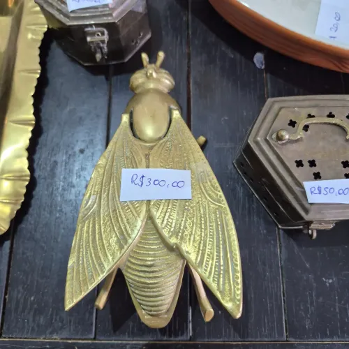 Cinzeiro Mosca/Cigarra Decorativa em Latão Dourado Vintage - Peça de Coleção / Antiguidade