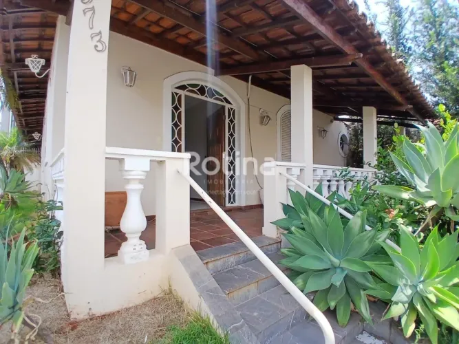 Casa Comercial Exclusiva para Aluguel no Bairro Cazeca, em Uberlândia