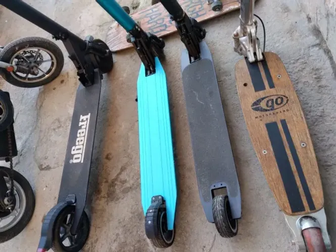 Patinete elétrica, skate e bicicleta, funcionando, com as células