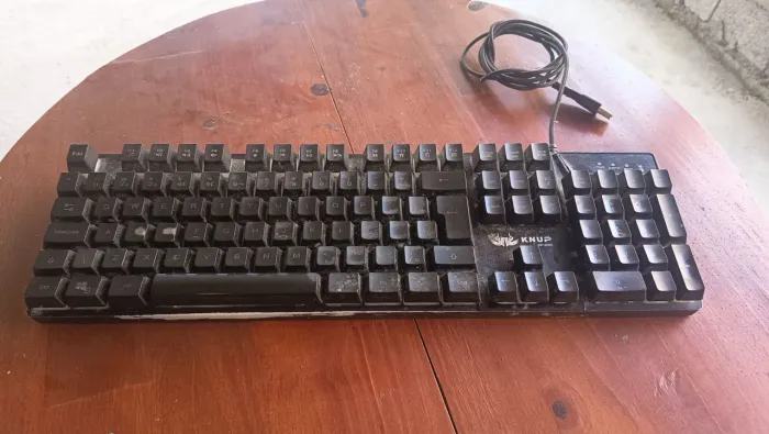Teclado mecânico gamer Knup KP-2050 USB - excelente funcionamento