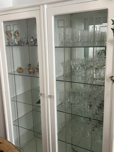 Cristaleira em laca branca e portas com vidro e led interno 