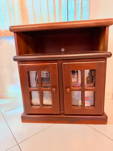 Rack de madeira maciça com portas de vidro