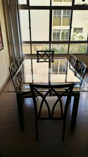 Mesa de jantar , vidro 180 cm x 110 cm , 6 cadeiras .