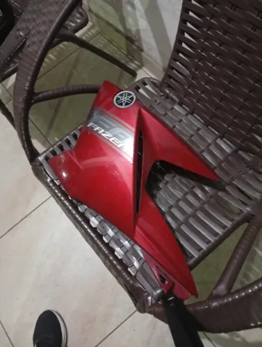 Vendo aba lateral  esquerda do tanque da fazer 250/2012 em perfeito estado 
