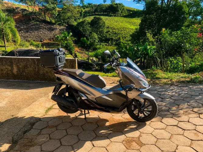 Honda PCX 150 DLX 2022 - Prata | Baú 45L | Protetor SCAM | Pneus Pirelli Novos