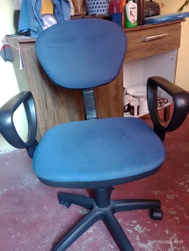 Cadeira Azul Giratória com defeito nas rodas 