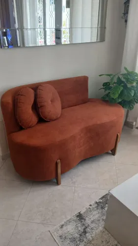 Sofá + almofadas terracota 2 lugares 1,30m quase novo.