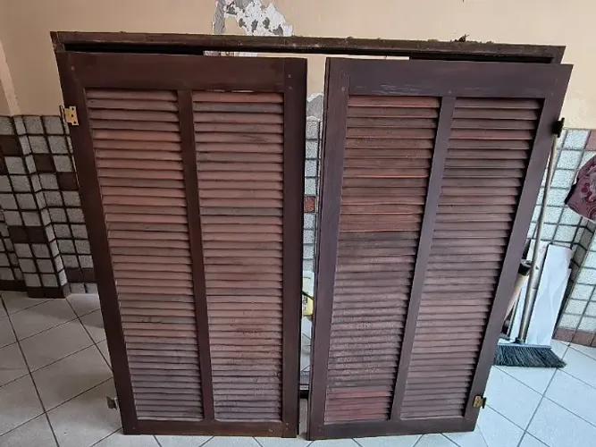 Janela de madeira completa em excelente estado