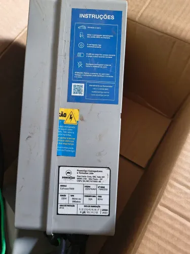 Carregador de veículo elétrico.