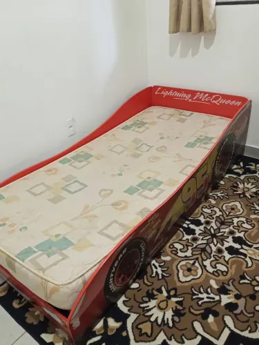 Cama McQueen seminova
