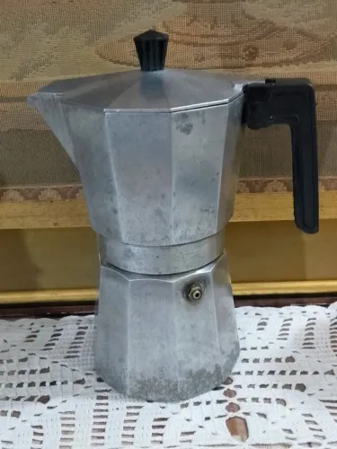 Antiga cafeteira Italiana 23 cm de altura .Possui desgaste de uso.