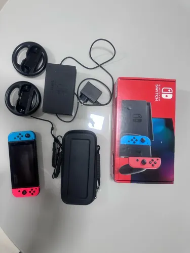 Nintendo Switch 1 - v2 - LCD - 32 GB c/ case e volantes