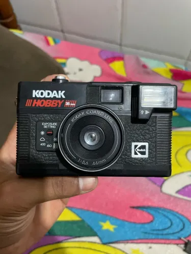 Esta câmera é uma Kodak Hobby