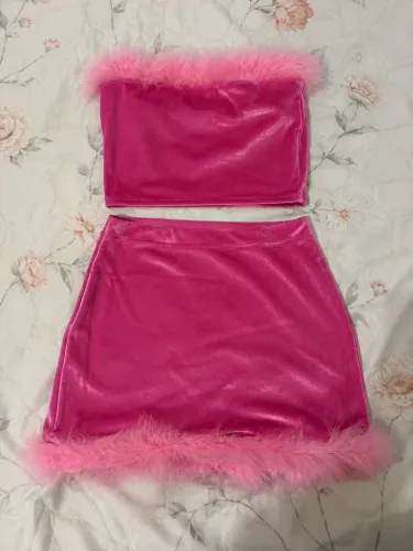 Conjunto Rosa Y2K em Veludo com Plumas ?