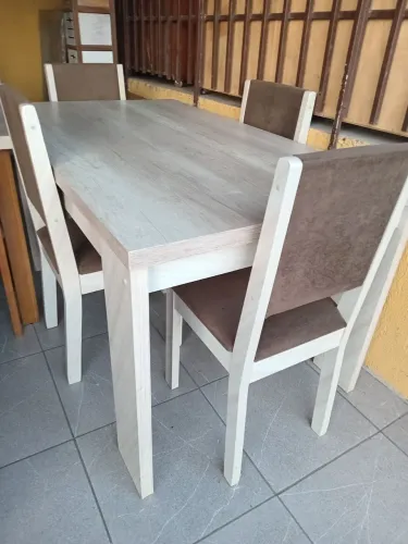 Mesa 1,55x88cm com 04 cadeiras. (Entrego)