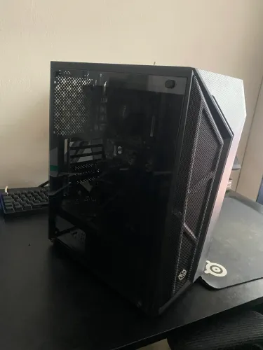 Pc gamer incompleto com processador, placa mãe e gabinete.