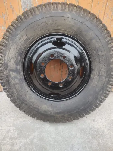 Roda com pneu caminhão F4000
