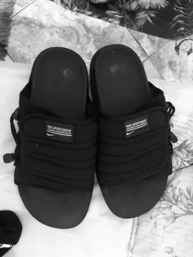 Chinelo Nike assuna 