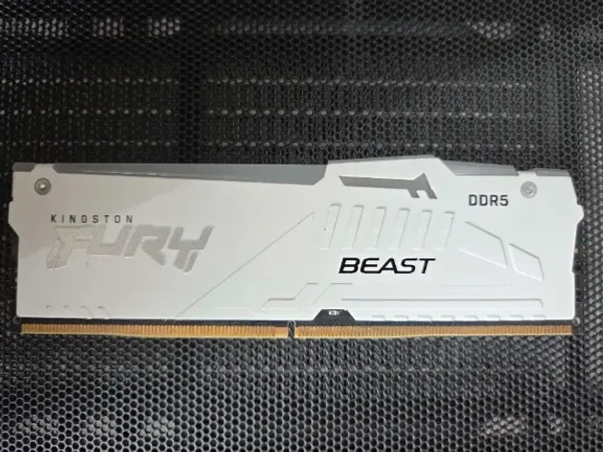 Memoria Kingston Fury Beast, RGB, 32GB, DDR5, 5200MHz, C40, Branco, KF552C40BWA-32