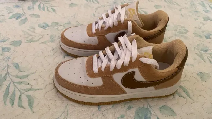 Tênis nike branco com marrom