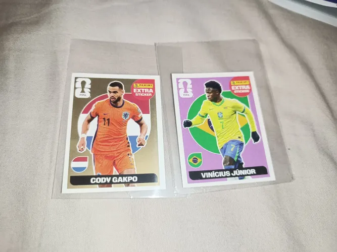 Duas figurinhas legend 2026 uma bordô outra Gold 