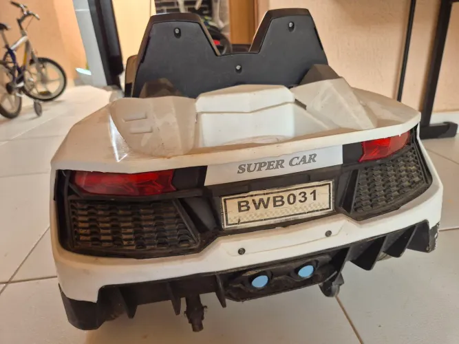 Carro Elétrico Infantil com Pedal (Está com Defeito Elétrico)