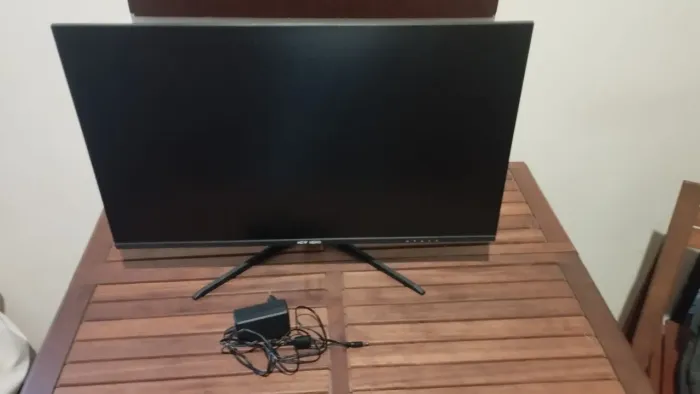 Monitor gamer com defeito.