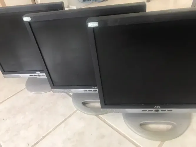 3 monitores AOC 17" (Retiradas de peças ou reparo)