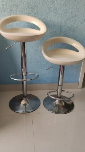 Par (as 02) de banquetas giratórias com altura regulável