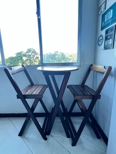 Mesa gourmet 2 cadeiras altas - Mudança Urgente!