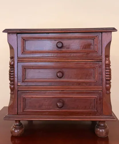 Mesa de cabeceira estilo Colonial
