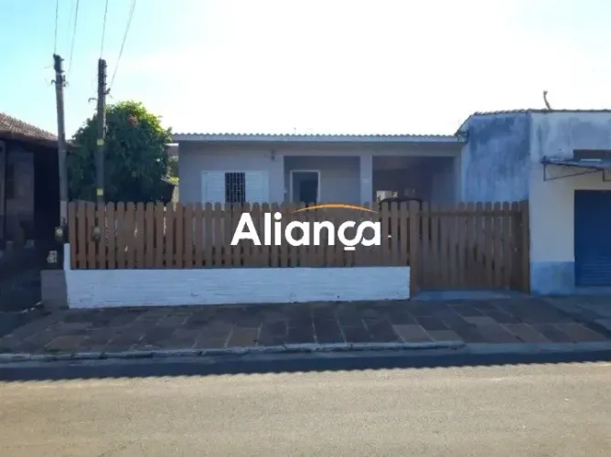 Casa para locação com 3 dormitórios, pátio compartilhado no bairro Parque Brasília em Cach