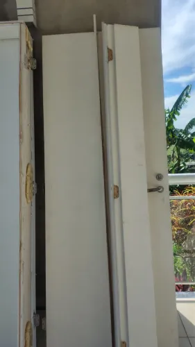 Portas de madeira de tamanhos diferentes